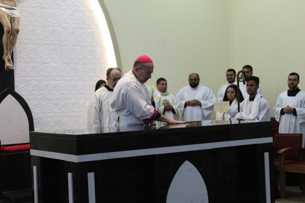 Dom Edmilson Amador Caetano na missa de dedicação do altar