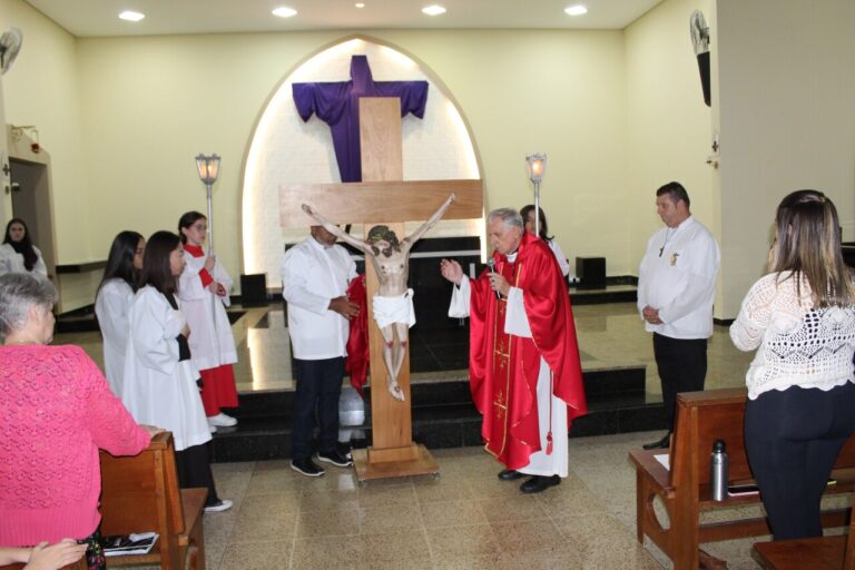 Celebração da Paixão x beijamento da cruz x padre Berardo Graz