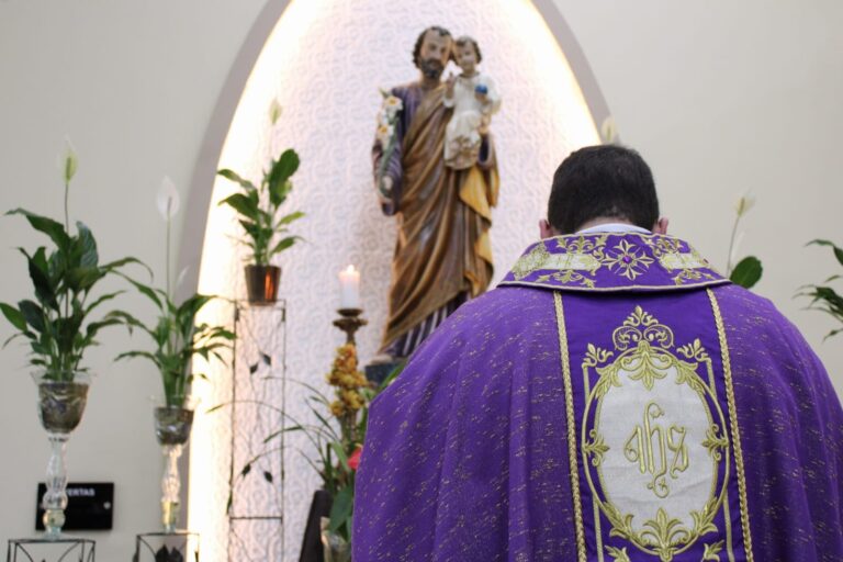 Padre Davi reza diante da imagem de São José