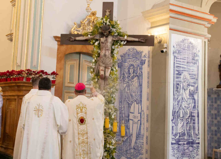 Diocese de Guarulhos encerra ano jubilar com cruz antiga