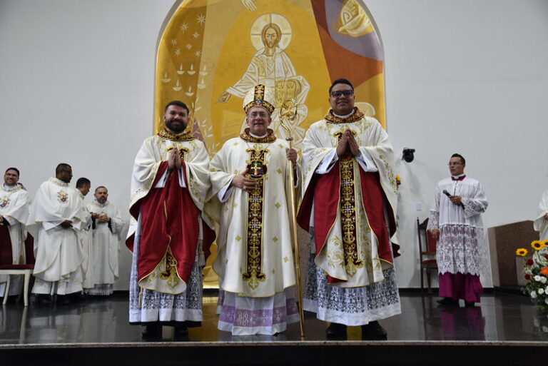Padres Aílton e Leonardo, com dom Edmilson