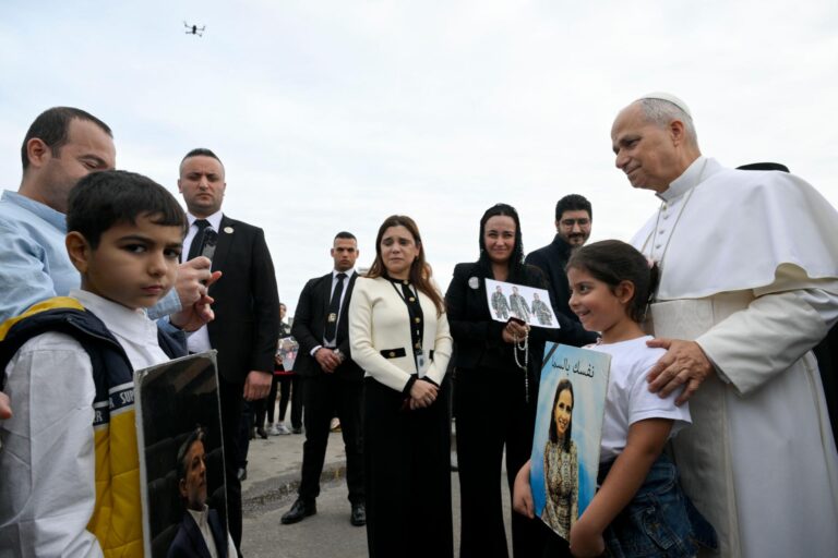 Papa Leão XIV com famílias de vítimas de explosão no Líbano
