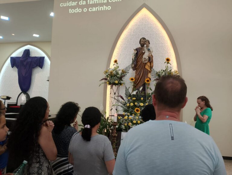 Festa de São José, fiéis rezam diante da imagem