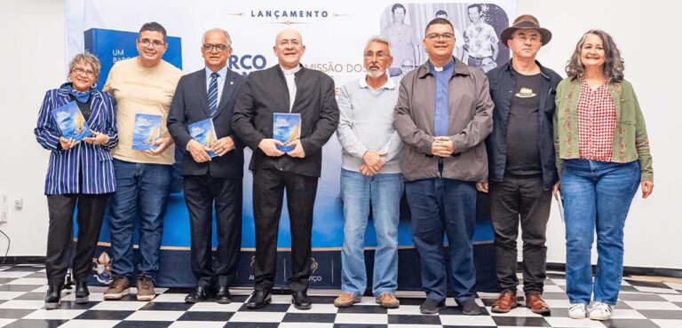 lançamento-do-livro-Um-Barco-Pronto-para-Partir padre Frizzo
